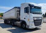 =DAF XF-Kippersattelzug der Firma RENNERT steht im Juli 2025 in Fulda