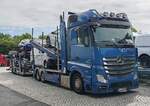 =MB Actros Autotransporter von SANDMANN-Transporte steht auf einem Rastplatz an der A 7 im Juli 2025