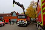 Neues Feuerwehr Bad Vilbel Mercedes Benz Arocs 2542 WLF Kran mit AB-Sonderlschmittel (Florian Bad Vilbel 1-67-1) am 03.10.25 beim Tag der offenen Tr