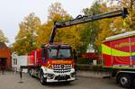 Neues Feuerwehr Bad Vilbel Mercedes Benz Arocs 2542 WLF Kran mit AB-Sonderlschmittel (Florian Bad Vilbel 1-67-1) am 03.10.25 beim Tag der offenen Tr