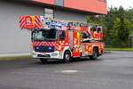 Berufsfeuerwehr Hanau Mercedes Benz Atego 1629 Magirus DLK 23/12 (Florian Hanau 1-30-1) am 04.10.25 bei einen Fototermin.