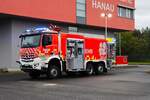 Berufsfeuerwehr Hanau Mercedes Benz Arocs 2642 Lentner GTLF (Florian Hanau 1-26-1) am 04.10.25 bei einen Fototermin.