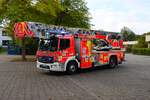 Jugendfeuerwehr Hanau Abschlussbung im September 2025 an der Otto Hahn Schule in Kesselstadt mit Berufsfeuerwehr Hanau Mercedes Benz Atego 1629 Magirus DLK 23/12 (Florian Hanau 1-30-1)  