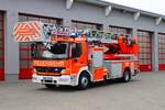 Feuerwehr Langenselbold Mercedes Benz Atego 1529 Magirus DLA(K) (Florian Langenselbold 1-30-1) am 19.10.25 bei einen Fototermin.