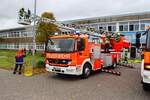 Feuerwehr Langenselbold Mercedes Benz Atego 1529 DLK (Florian Langenselbold 1-30-1) bei einer Jugendfeuerwehr Grobung am 25.10.25 in Erlensee an der Georg Bchner Schule