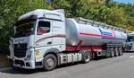 =MB Actros l-Tanksattelzug der Spedition SZARKOWICZ hat Fahrerpause nahe der A 7 im Juli 2025