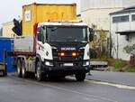 SCANIA 460G hat gerade einen Baustellencontainer geladen; 251110