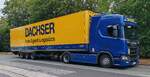 =Scania-Sattelzug unterwegs fr die Spedition DACHSER, rastet im Juli 2025 an der A 7