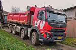 Volvo FMX 460 Kipper, von Beton Weber, wird mit dem Aushub fr die Wasseleitung beladen.