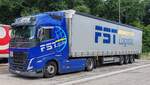 =Volvo FH-Sattelzug von FST-Logistic rastet im Juli 2025 an der A 7