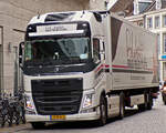 Volvo FH, Sattelzug mht sich durch die engen Straen von Maastricht.