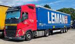=Volvo FH-Sattelzug von TEVO-Logistica mit einem Sattelauflieger der dnischen Spedition LEMAN rastet im Juli 2025 an der A 7
