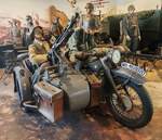 =BMW-Wehrmachtsgespann steht in einem Diorama vom Museo Nicolis in Verona, 09-2025