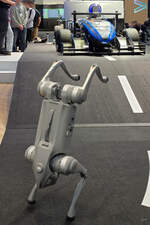 Ende April 2026 war dieser Rennwagen auf der Hannovermesse ausgestellt, w�hrend ein kleiner Roboterhund vor meine Linse rumtanzt.