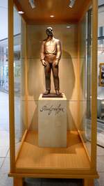 Suhl, im Eingangsbereich des Fahrzeugmuseums steht zur Erinnerung an den berhmten und in Suhl geborenen Rennfahrer die Statue von  Paul Greifzu  (1902-1952), April 2025