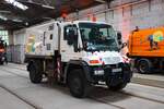 VGF Mercedes Benz Unimog U500 Rillensaugerfahrzeug fr die Schienen von Straen- und Stadtbahn am 21.09.25 beim Tag der Schiene in Frankfurt am Main.