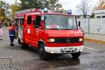Feuerwehr Niederdorfelden Mercedes Benz Vario LF8/6 (Florian Niederdorfelden 1-42-1) bei einer Jugendfeuerwehr Grobung am 25.10.25 in Erlensee an der Georg Bchner Schule