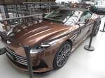 Aston Martin DB12 Roadster im Farbton magneto bronce.