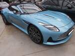 Aston Martin DB12 Roadster im Farbton caribbean blue pearl aus dem Jahr 2024.