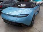 Heckansicht eines Aston Martin DB12 Roadster im Farbton caribbean blue pearl aus dem Jahr 2024.