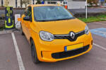 Renault Twingo Z.E ldt Saft an einer Ladesule.