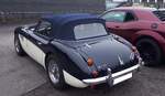 Heckansicht eines Austin Healey 3000 MK III in der Farbkombination indigo blue over ivory.