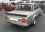 Heckansicht eines BMW 2002 Turbo im Farbton polarismetallic.