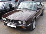 BMW E30 325i Cabriolet im Farbton burgundrot.