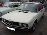 BMW E12 520i im Farbton chamonixwei.