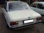 Heckansicht eines BMW E12 520i im Farbton chamonixwei.