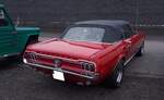 Heckansicht eines Heckansicht eines Ford Mustang 1 Convertible im Farbton candyapple red aus dem Jahr 1968.