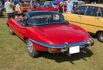Jaguar E Type Series 2 Roadster im Farbton carmin red mit einem recht seltenen Hardtopdach.