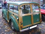 Heckansicht eines Morris Minor 1000 Traveller im Farbton almond green aus dem Jahr 1963.