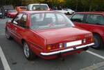 Heckansicht eines Opel Ascona B 1.9S im Farbton brilliantrot.