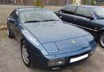 Porsche 944 Turbo im Farbton azuritblaumetallic.