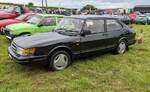 Profilansicht eines zweit�rigen Saab 900i Sedan.