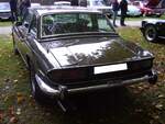Heckansicht eines Triumph Stag MK2 im Farbton siena brown.