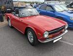 Triumph TR6 im Farbton signal red, produziert in den Jahren von 1970 bis 1976. Im Jahr 1970 erschien der letzte Abkömmling der klassischen Triumph TR-Baureihe in Form des TR6. Die Karosserie hatte der legendäre Italiener Giovanni Michelotti ...