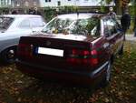 Heckansicht eines VW Passat B4 Limousine Sondermodell  Court  im Farbton indianrot aus dem Jahr 1995.