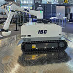 Hier zu sehen autonomer mobiler Roboter von IBG, der mit einem kollaborativen Roboterarm vom Typ FANUC Robot CRX-30/A ausgestattet ist. (Hannovermesse, April 2026)