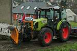 Claas Arion 430, der Gemeinde Verwaltung Wiltz, fr den Winterdienst bereit, kommt mit einem Hnger Rohre bei der Baustelle in Erpeldange an.