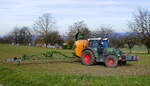 Fendt 211 Allradschlepper mit Anbaufeldspritze Amazone UF901 bei der Arbeit am Marchhgel im Breisgau, Nov.2025