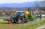 Fendt 211 Allradschlepper mit Anbaufeldspritze Amazone UF901 bei der Arbeit am Marchhgel im Breisgau, Nov.2025