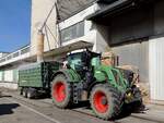 FENDT 826-Vario, mit Tandemachskipper; bei der Abholung von Getreide bei einem Lagerhaussilo; 251020