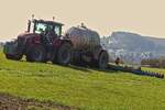 Massey Ferguson beim D�ngerausbringen mit einem Duport Liquilizer-Pumptankwagen. 03.2026  