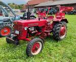=IHC 324 Farmall, gesehen beim Ortsjubilum 1000 Jahre Groenbach im Juni 2025