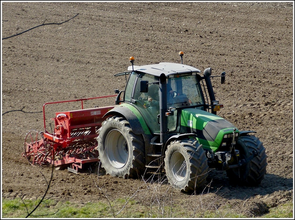  Deutz Traktor mit einer Getreideshmaschine gesehen am 07.04.2013. 