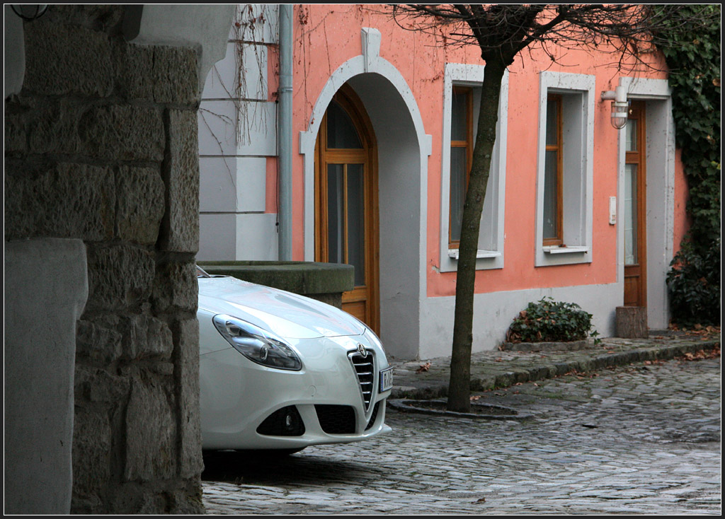 . Markante Alfa-Front - Ein Alfa Giulietta schaut hier vorsichtig um die Ecke. Der Alfa 147-Nachfolger trgt wieder den traditionellen Namen Guiletta und wird seit 2010 verkauft. Januar 2012 (Matthias)