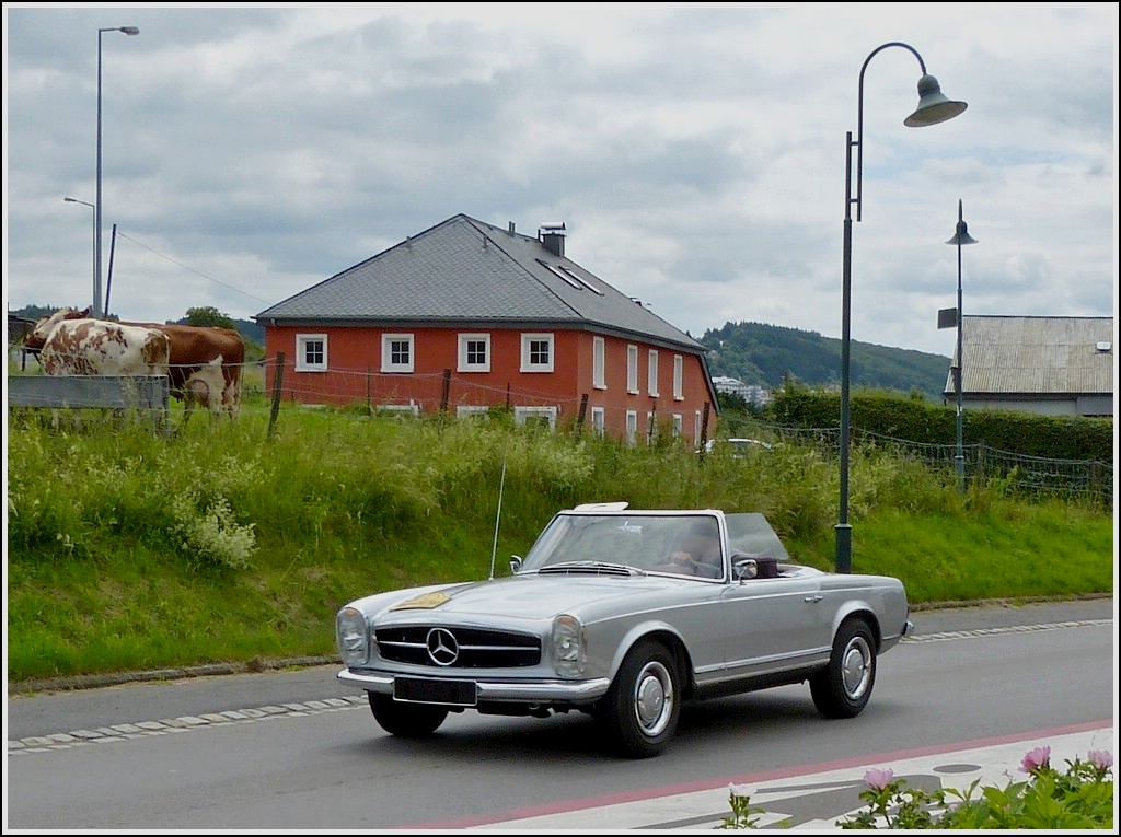  MB 280 SL, Bj 1966, aufgenommen whrend der Rotary Castle Tour durch Luxemburg am 30.06.2013.