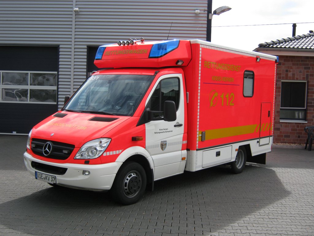 	
 

Rettungswagen (RTW) des Landkreises Viersen, auf Basis eines Mercedes Benz Sprinter 518 CDi NCV3 und dem medizinischen Kofferauf- und Ausbau durch die Firma Fahrtec.

Stationiert ist das Fahrzeug an der Rettungswache Niederkrchten-Heyen, und wurde dort 2010 in Dienst gestellt.

Der RTW ist am 10.8.11 bei einen Foto Termin  Niederkrchten aufgenommen worden